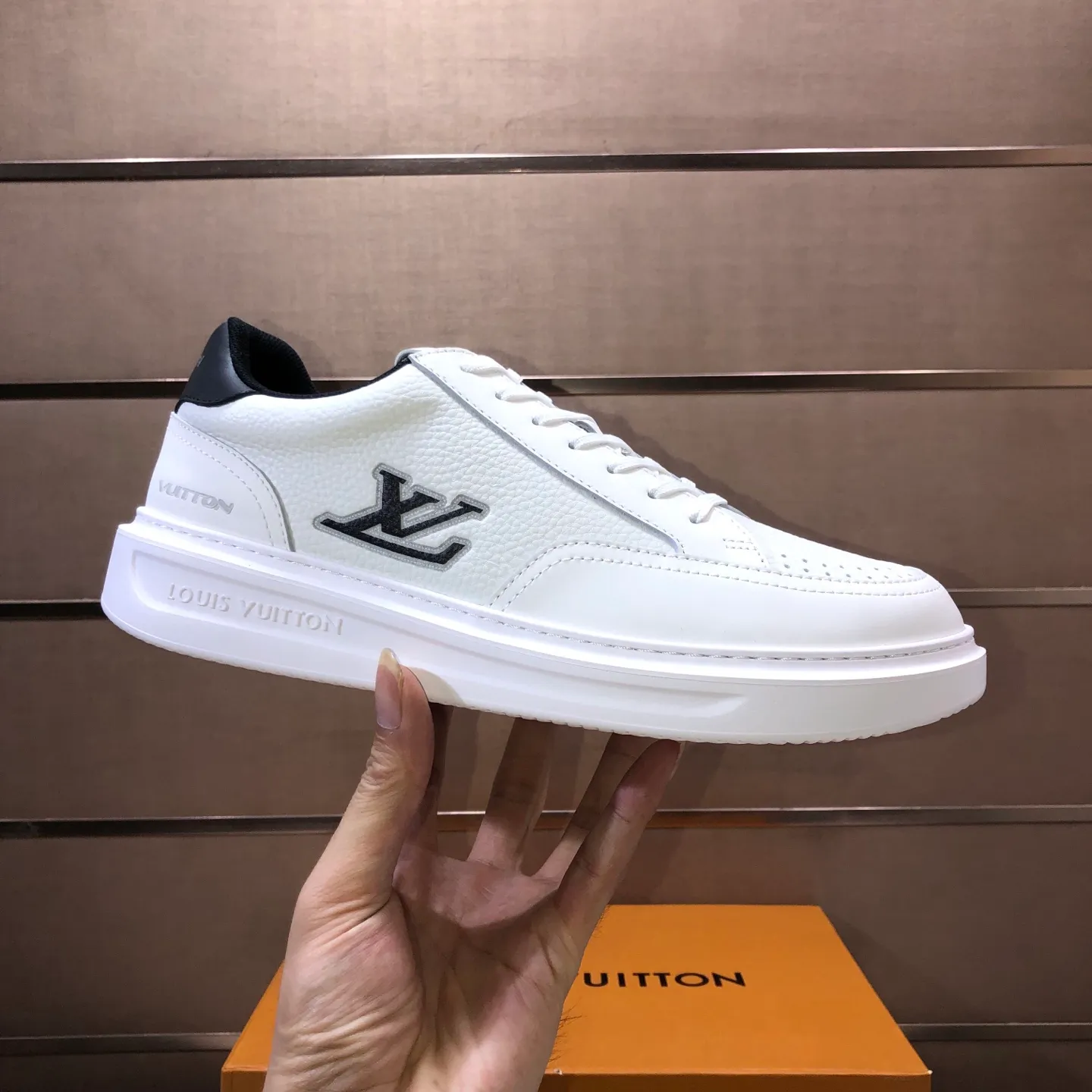 Factory batch 640💰original development, quality shipment, welcome to compare - LV sneaker series sports shoes introduce the loose silhouette of the ready-to-wear series into the spring and summer men's wear shows and make an eye-catching appearance. The cow leather upper is combined with rough fabric laces, and colorful beading highlights the brand's classic elements. LV letters mark the tongue and Monogram floral outsole. Mixed materials Made of top-grain cowhide, thick shoelace design, large Monogram print on the side, mesh lining and cotton feet, the comfort is as extreme as ever, premium heritage, quality first, worth owning! Size: Men’s 38-45 (45 is custom-made and cannot be returned or exchanged)